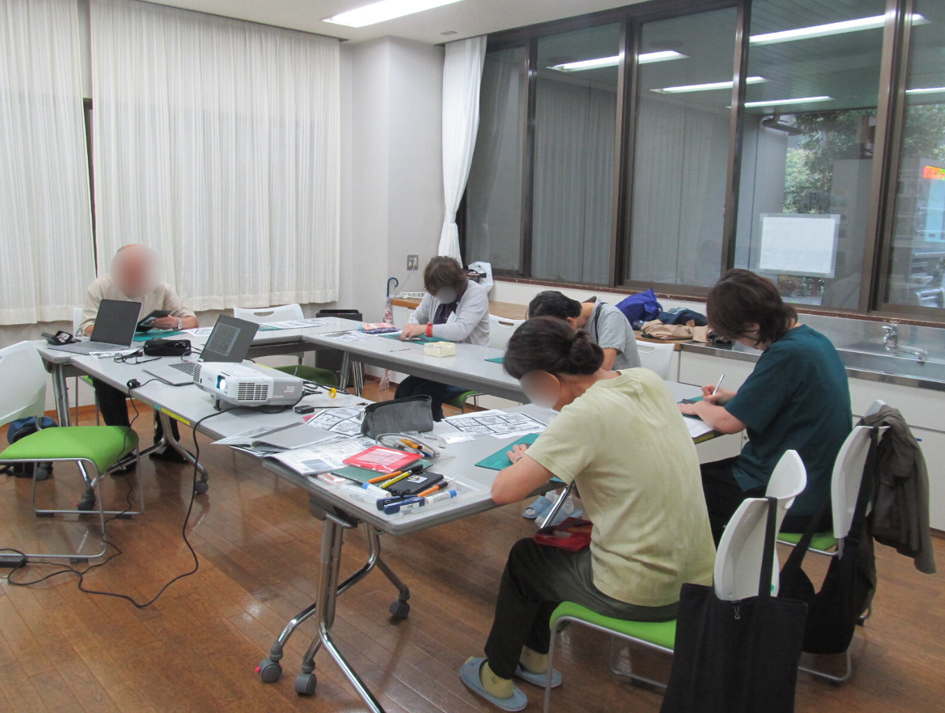切り絵作業の様子 切り絵作業の様子