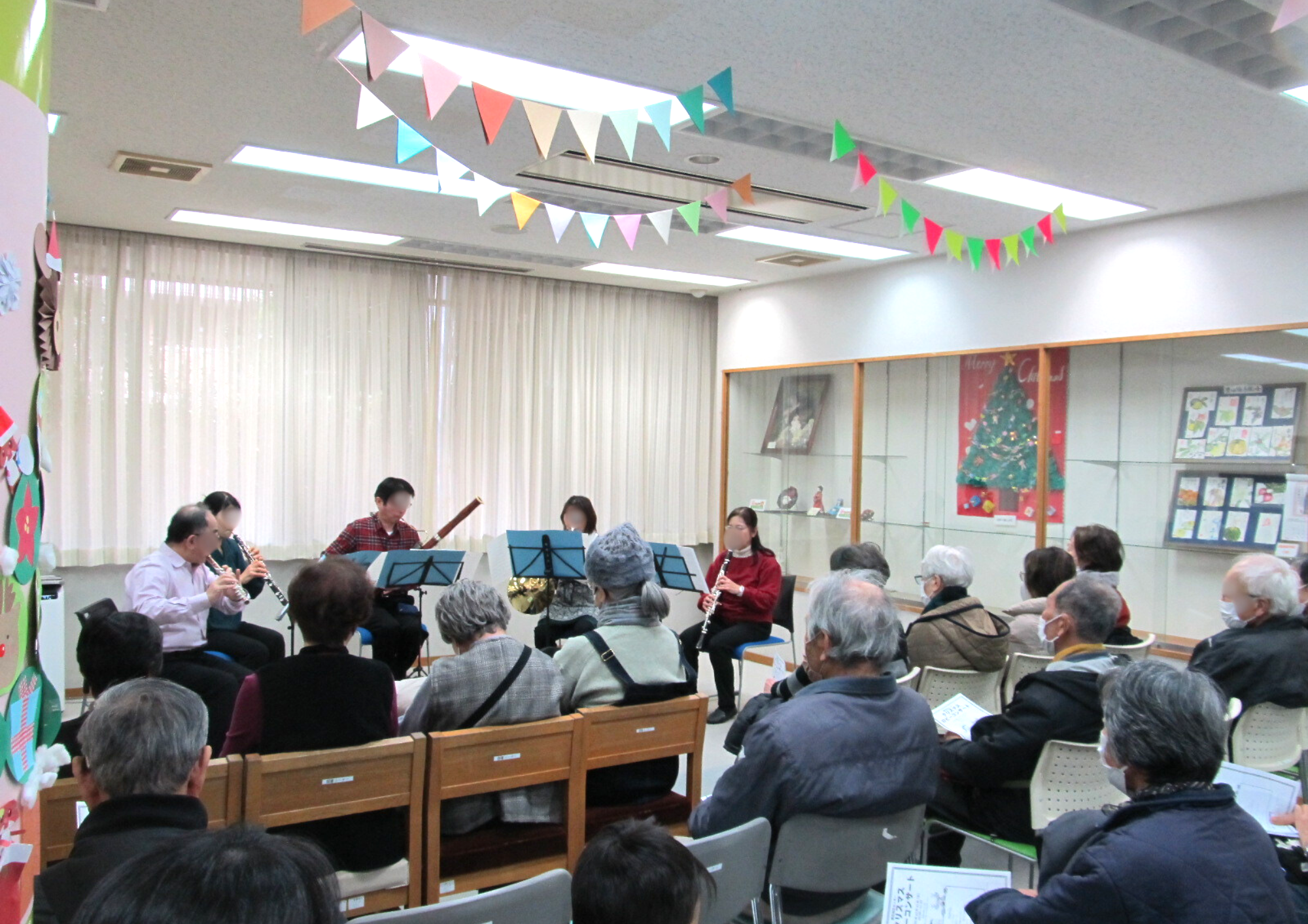 クリスマスロビーコンサートの観客 クリスマスロビーコンサートの観客