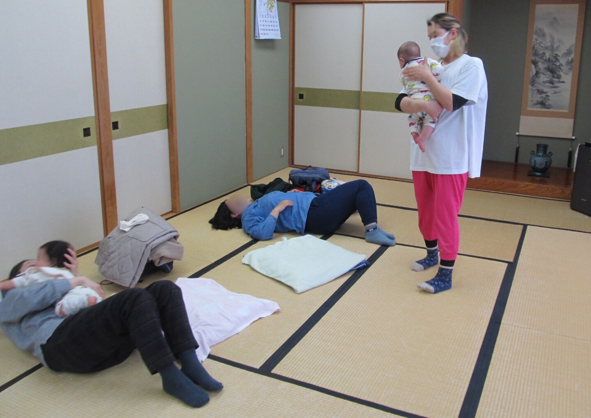 先生が赤ちゃんをだっこしたり 先生が赤ちゃんをだっこしたり